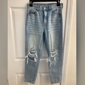 AMERICAN EAGLE High Rise Mom Jean